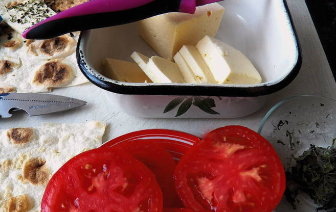 ПП лаваш с помидорами, яйцом и сыром на сковороде