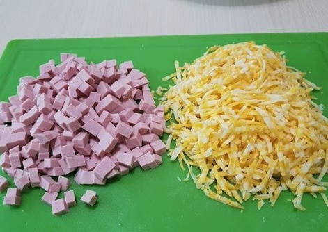 Оладьи с колбасой и сыром на молоке