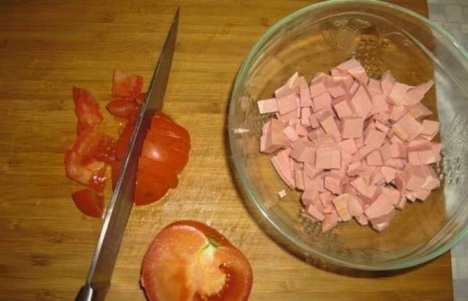 Оладьи с колбасой и помидорами на кефире