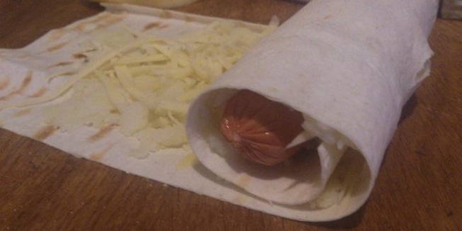 Сосиски с картошкой и сыром в лаваше на сковороде