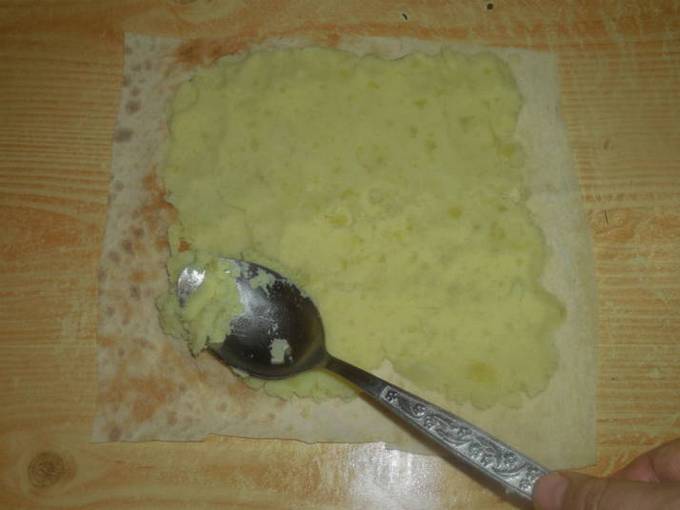 Сосиска с картошкой в лаваше на сковороде