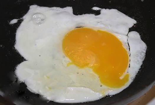 Сосиски в лаваше с яйцом на сковороде