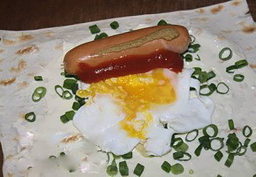 Сосиски в лаваше с яйцом на сковороде