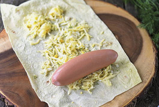 Сосиски в лаваше с сыром на сковороде