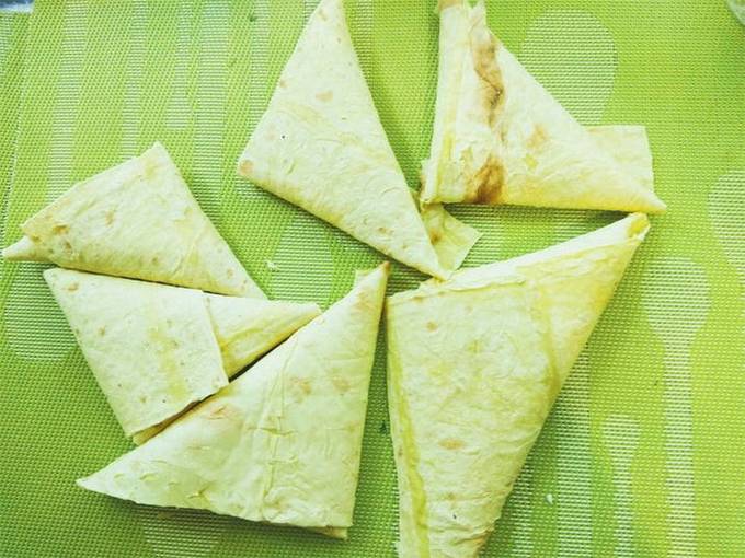Треугольники из лаваша с творогом и сыром. Треугольник с сыром и зеленью. Треугольники из лаваша с творогом. Треугольники из лаваша с творогом и сыром и зеленью на сковороде.