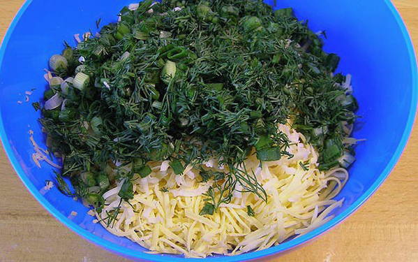 Треугольники из лаваша с сыром и зеленью на сковороде
