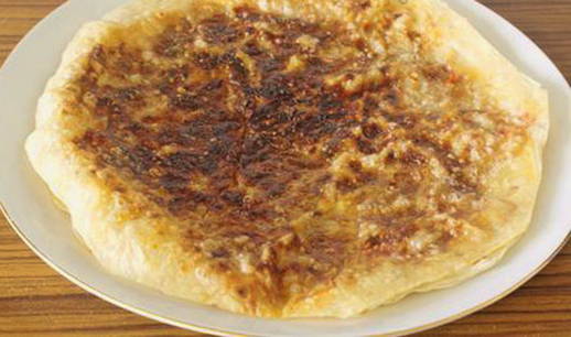 Пирог из лаваша с сыром и колбасой на сковороде