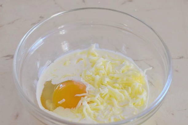Рваный лаваш с творогом, сыром и яйцом