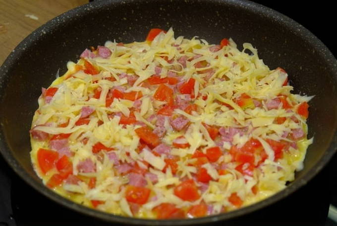Лаваш с колбасой, помидорами сыром и яйцом на сковороде