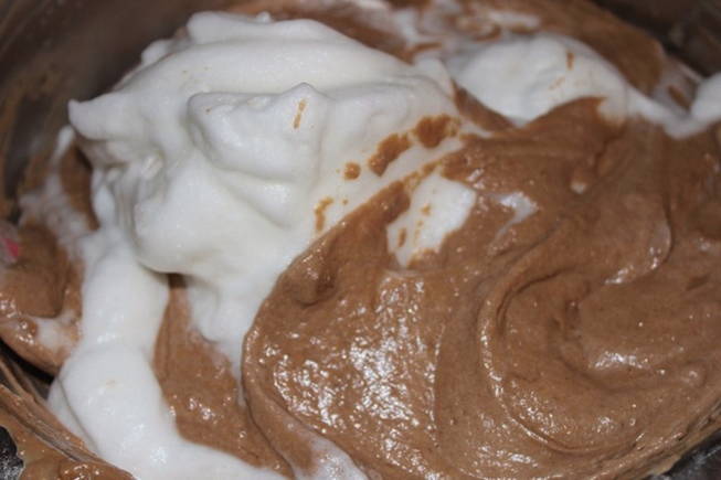 Шоколадный белково-заварной крем для торта