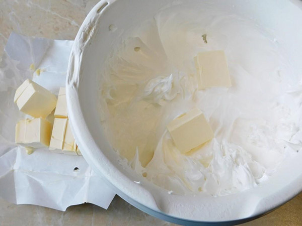 Белково-масляной заварной крем для украшения торта