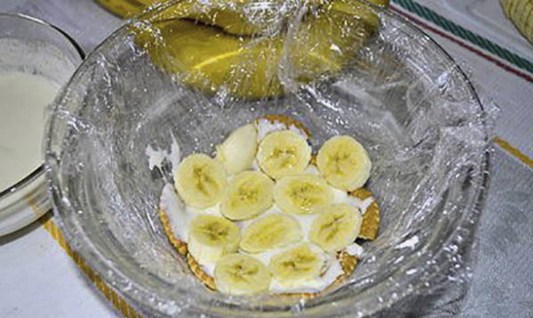 Торт из крекеров без выпечки со сметаной и бананом