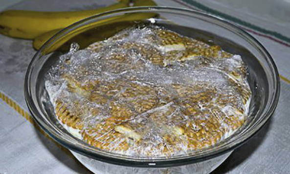 Торт из крекеров без выпечки со сметаной и бананом