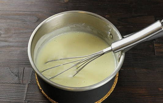 Заварной крем для медового торта из молока с мукой и яйцами