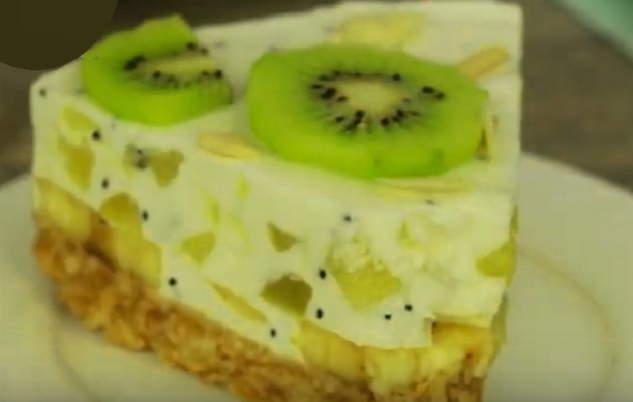 Торт из печенья с творогом, фруктами и желатином без выпечки