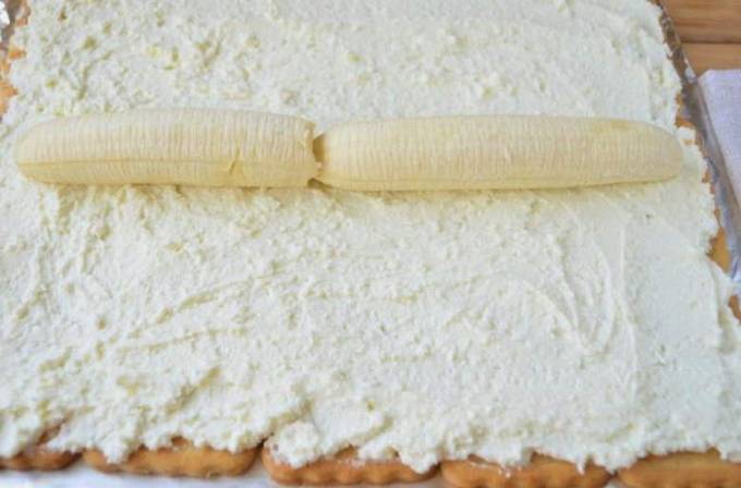 Торт из печенья без выпечки с творогом и бананом