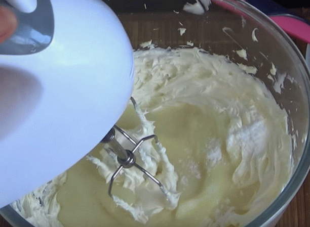 Крем чиз из творожного сыра, сливок и сгущенки для торта