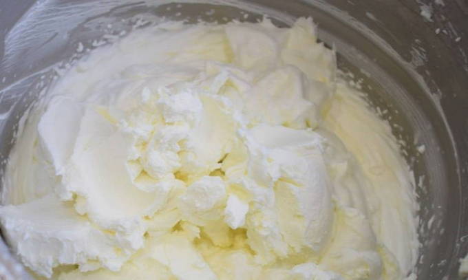 Крем чиз из творожного сыра, сливок и сгущенки для торта