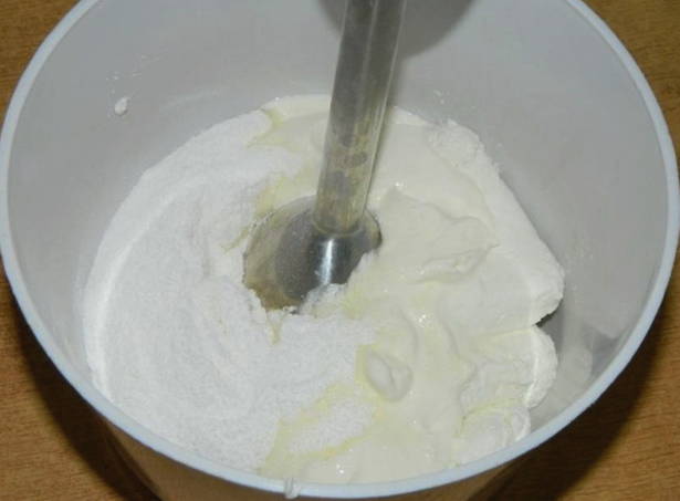 Сметанный крем для бисквитного торта с сахарной пудрой