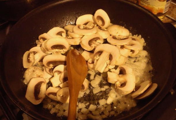 Паста карбонара с ветчиной, сливками и грибами