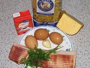 Карбонара с беконом, сливками и яйцом