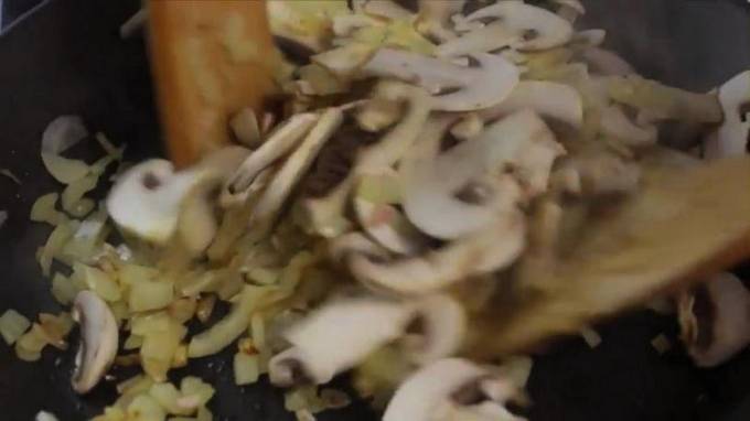 Карбонара с беконом, сливками и грибами