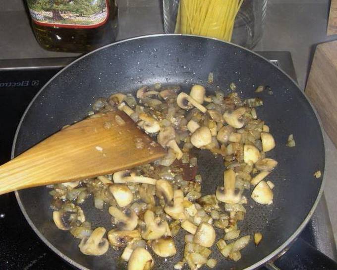 Паста карбонара с беконом и грибами в сливочном соусе