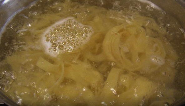 Паста карбонара с беконом в сливочном соусе