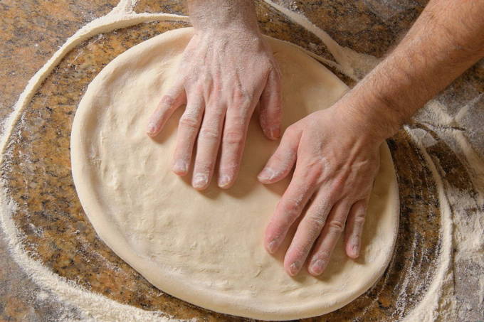 Тесто для пиццы на свежих дрожжах