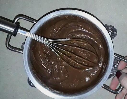 Шоколадный крем пломбир. Шоколадный торт с кремом пломбир. Шоколадный крем на сметане. Приготовление крема шоколадного.