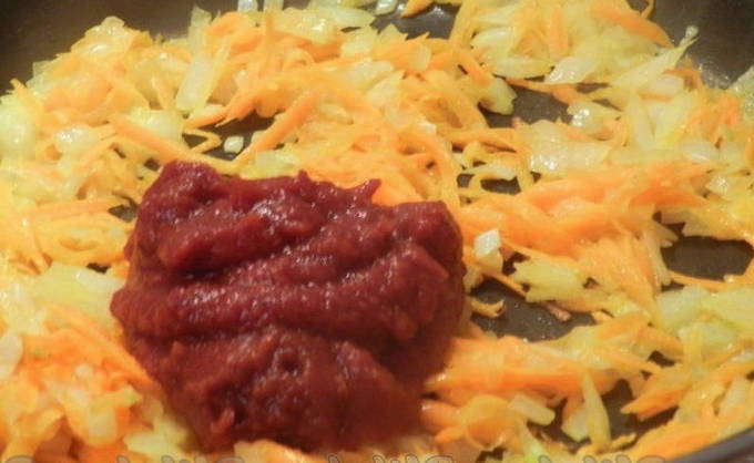 Харчо из курицы с томатной пастой, рисом и картошкой