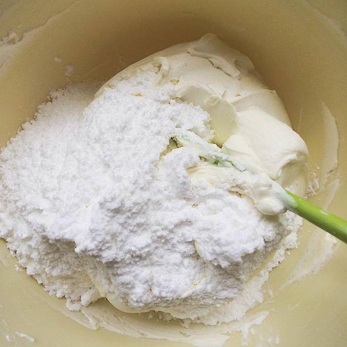 Как крепить сахарную картинку на крем чиз