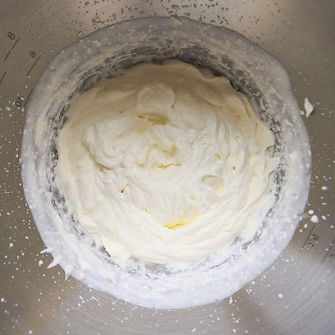 Крем чиз для торта из творожного сыра, сливок и сахарной пудры