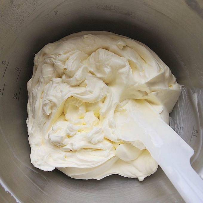 Как крепить сахарную картинку на крем чиз