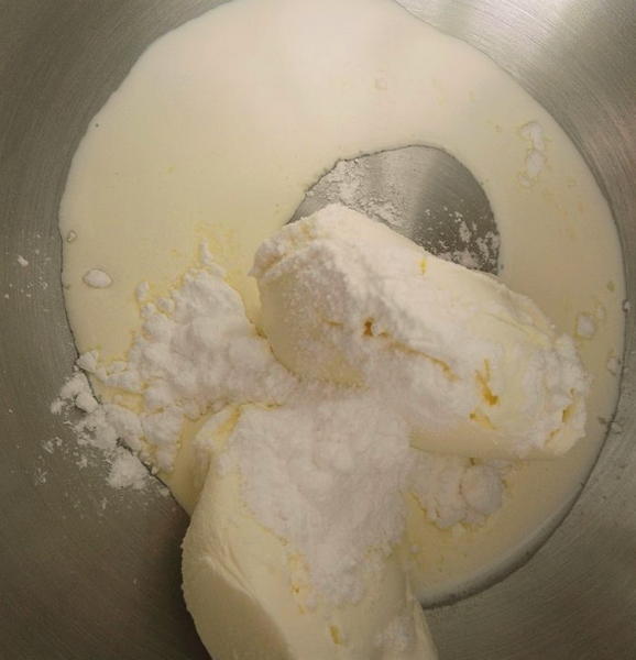 Крем из творожного сыра и взбитых сливок для торта