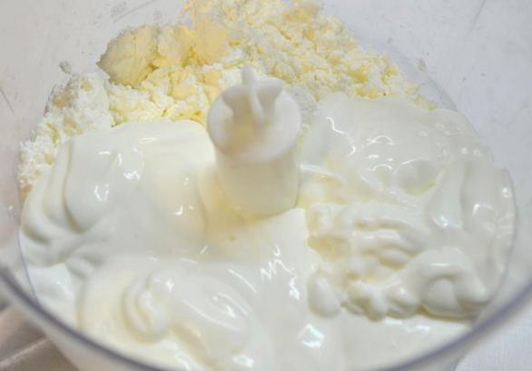 Рецепт творожного крема с маслом. Творожно сметанный крем. Творожный крем с кокосом. Крем из деревенской сметаны. Крем из творога и сметаны 25%.