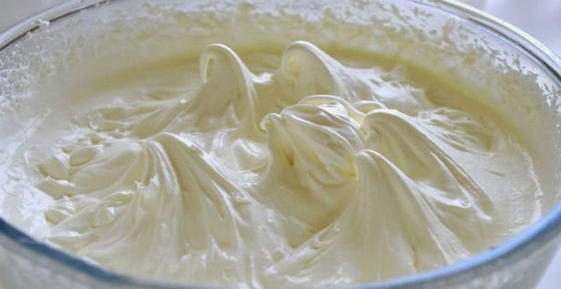Как сделать густой сметанный крем для торта - 61 рецепт в домашних условиях с пошаговыми фото