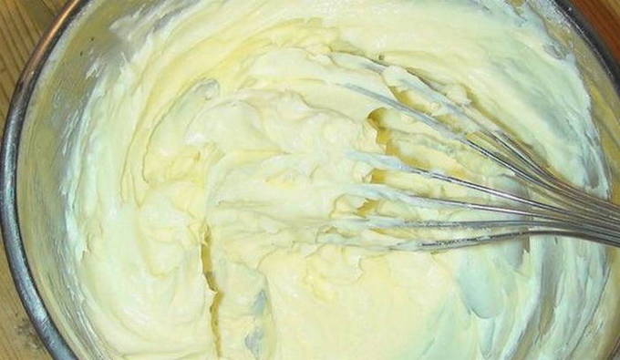 Крем для торта из сметаны, творога и сливочного масла