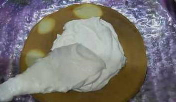 Сметанный крем со сливками для торта: рецепт - Лайфхакер