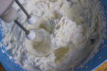 Крем для торта из сливок, творожного сыра и сахарной пудры