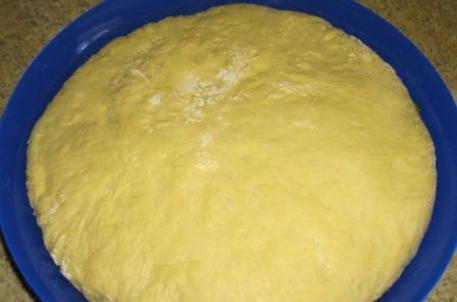Дрожжевое тесто для пирожков с сырыми дрожжами на молоке