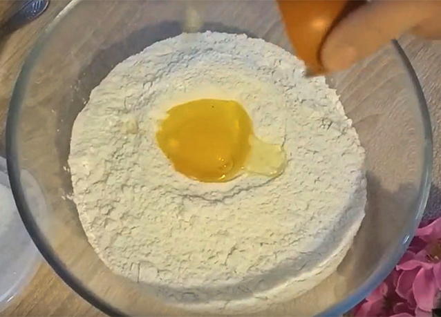 Пузырчатое хрустящее тесто для чебуреков на кипятке с яйцом