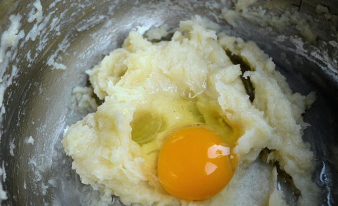 Тесто для чебуреков на кипятке с яйцом и растительным маслом