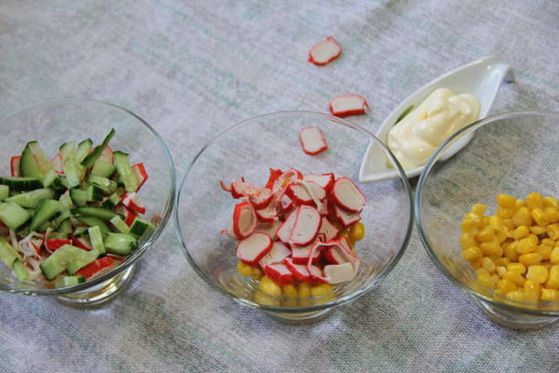 Салат с креветками, крабовыми палочками, кукурузой, яйцом и огурцом