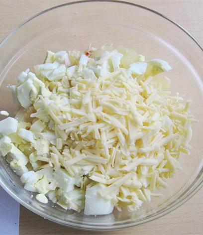 Салат с креветками, крабовыми палочками и ананасом