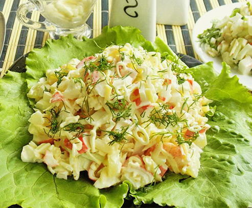 Деликатесный салат из крабовых палочек, кальмаров, грибов и ананасов