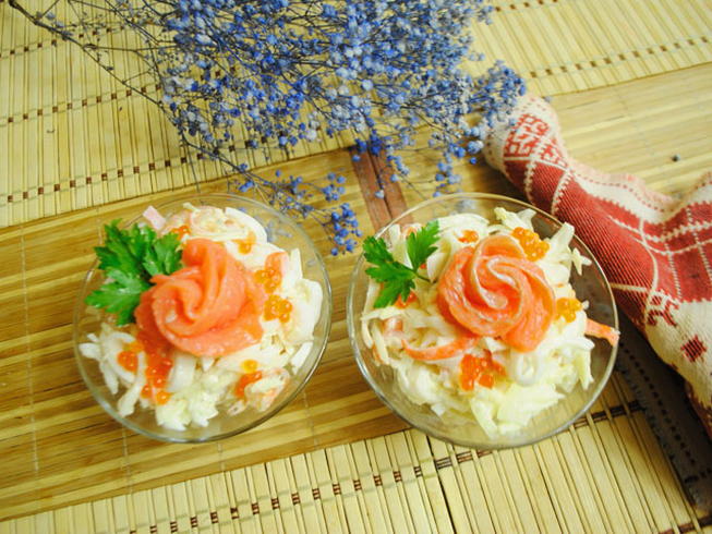 Слоеный салат с крабовыми палочками, кальмарами и красной икрой