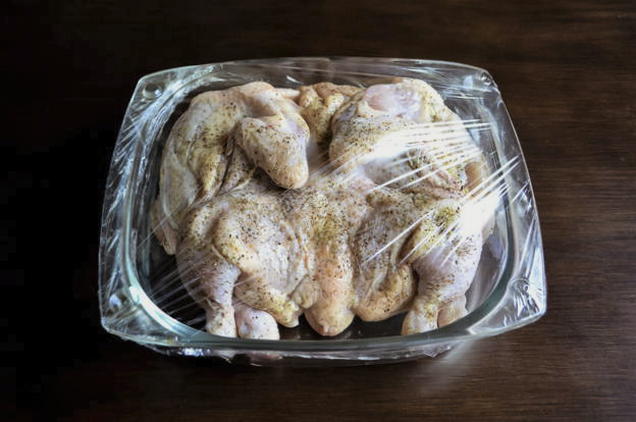 Цыпленок табака на сковороде под прессом в домашних условиях