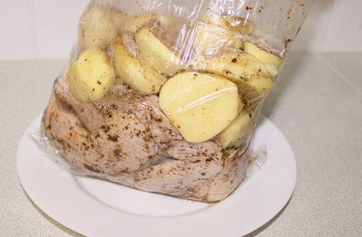 Цыпленок табака в рукаве с картошкой в духовке