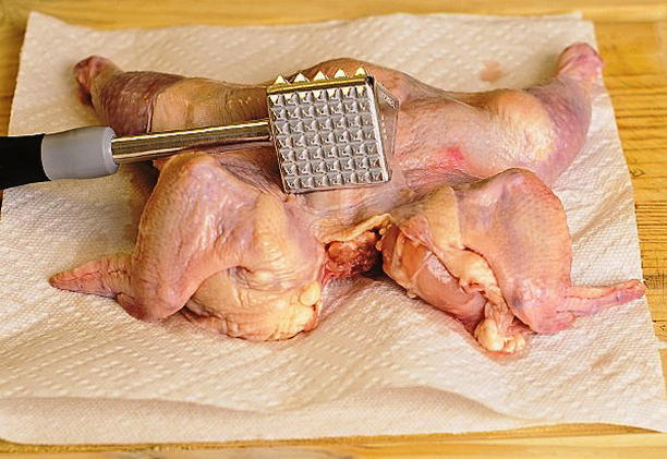 Цыпленок табака под прессом на сковороде с чесноком